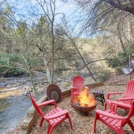 Waterfront Cabin w/ Beautiful River View & Hot Tub, hotel u gradu 'Ellijay'