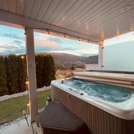 Relaxing 3 bedroom suite, near Silver Star Resort, hotel u gradu Vernon