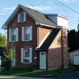 Cozy downtown one bedroom free parking, hotel in Kingston