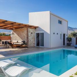Solis Villa, with Heated Pool & 5 minutes to Beach, By ThinkVilla、Kavrosのホテル