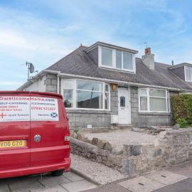 Free Driveway Parking for 2 Vehicles, Outside LEZ Zone, 3 Bedroom House, 2 Kings 1 Double, Garden, Fast WIFI, Ideal for Long Term Contractor, etc Stays, Regular Housekeeping Option - See Our Dwellcome Home Ltd Site for Assurance
