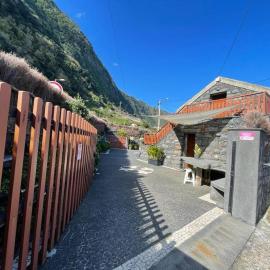 Cozy chalet with ocean view, hotel in Seixal