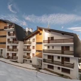 MP24 Ski in, out apartment on slopes with indoor private parking space