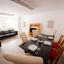 Yello Homes - großes Apartment - Am Waldrand, 15 min bis Nürnberg Messe, für 8 Personen, 2 WC's