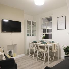 DLuxe Living Estates – Spacious 4BR Aylesbury Home، فندق في Buckinghamshire