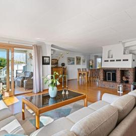 Large home in Sola, hotelli kohteessa Tananger