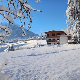 Neuner Charlotte incl Skidepot Hochzeiger Talstation