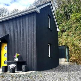 Unique restored barn with stove, hotell i Killybegs