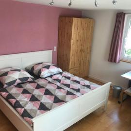 Ferienzimmer Oelhaf Zimmer in Rosé Self Check-In mit Key-Tresore, hotell i Wilhelmsdorf