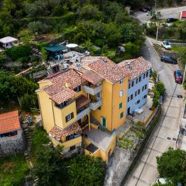 APARTMANI I SOBA ROBERTO I MIRJANA โรงแรมในวาลุน