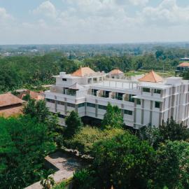 Viesnīca Taman Prakerti Bhuana Hotel pilsētā Giandžara