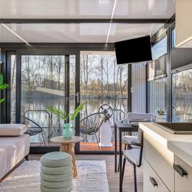 Charming Tiny Houseboat Escape Near Amsterdam by Weltevreden Experience, hotel a Kortenhoef