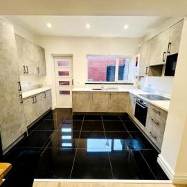 2 bedroom 2 en-suite free parking super fast wi-fi blyth centre