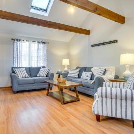 Golf & Unwind: Family Home 2 Mi to Covell’s Beach!, хотел в Centerville