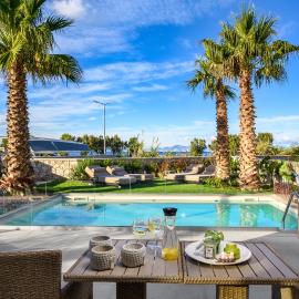 Penélope Beachfront Villas, hotel a Kremasti