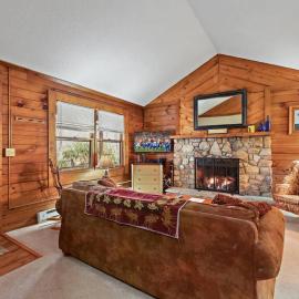 Classic Log Cabin with Fireplace on Quiet River, hotel u gradu 'Blowing Rock'