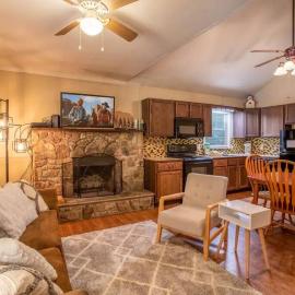 Rustic Mountain Cabin on River with Fireplace, hotel a Blowing Rock