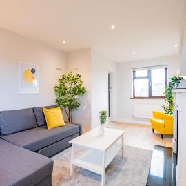 Central Galway House - Private Parking - Sleeps 7: Galway şehrinde bir otel