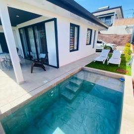 Villa Ranitea - maison moderne avec piscine privée, מלון בAvae