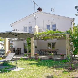 Apartment Ana by Rent Istria، فندق في Nova Vas