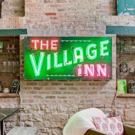 The Village Inn by Dakota Gal Digs – hotel w Chicago