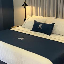 Hotel D' Leon, מלון בבוקארמנגה