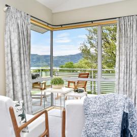 Watson Street - Bookahome, hotel di Akaroa