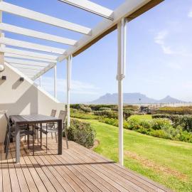 Dolphin Beach cabana Luxe beach cabana voor 4 personen direct aan het strand、テーブルビューのホテル