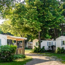 Camping les Avignon - la Laune: Villeneuve-lès-Avignon şehrinde bir otel