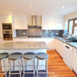 Luxury London House Sleeps x 16, Free Parking, Free Wifi, Garden Patio, Close to tube line easy access to Central London, hotel in Ilford