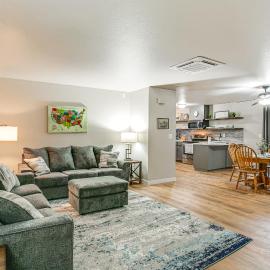 Updated Duplex Home < 1 Mi to Downtown Enumclaw!, hotel em Enumclaw