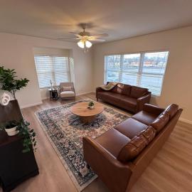 Renovated House for 14 in Wentzville MO, hotel v mestu Wentzville