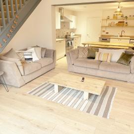 Cotswolds-Stroud-4 bed home-Sleeps 10-Work or Leisure, hotel a Ebley