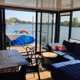 Houseboat Water King apartament pływający dom na wodzie łódź Hausboot 7 os、Urazのホテル