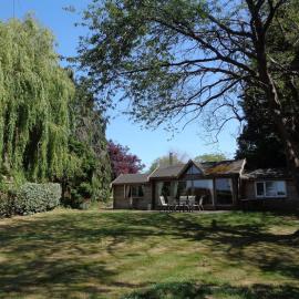 Idyllic Log Cabin Near Stratford upon Avon, hotel a Stratford-upon-Avon