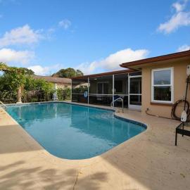 Stunning 3BR Home offers water view Minutes to the Beach, hotel di Clearwater