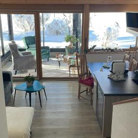 Studio dans un chalet avec jardin privatif、レザンのホテル