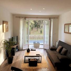 Logement à Brive près de la campagne et centre-ville, avec parking privé, climatisation, et double balcon privé