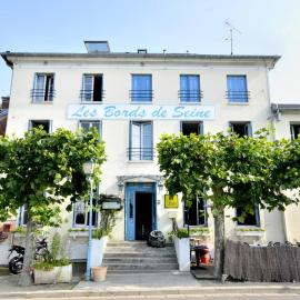 LOGIS Hôtel & Restaurant - Les Bords de Seine, khách sạn ở La Roche-Guyon