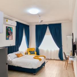Charming Rooftop Apartments- Strong Wi-Fi & 40percent Long-stay Disc, hotell i Accra