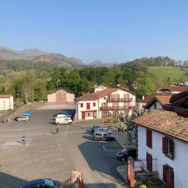 Appartement entier, 2 personnes, rez de chaussée, terrasse vue montagne, sur GR10