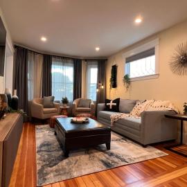 Your Boston Retreat - Great porches - 2/BR sleep 6, hotel in Everett