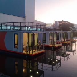 ริมกว๊านชาเลย์ รีสอร์ทแอนด์คาเฟ่ Rimkwan Chalay Resort and Cafe، فندق في Ban Rong Ha