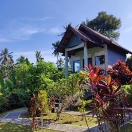 Alamku Bungalow، فندق في Tirtagangga