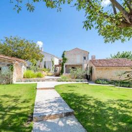 Villa Charlotte for 14 persons with 73m2 Pool near Poreč - Daily Housekeeping & Breakfast Service, hotel di Radovani