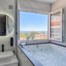 Sea view & spa suite: 3min beach, hotel Fréjusben