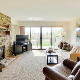 Beautiful Bigfork Condo w/ Hot Tub Access!, hotel em Bigfork