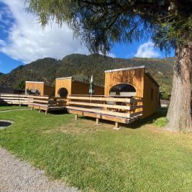 Unique Tiny Eco Lodges with gorgeous views to Jungfrau Massiv, hotel sa Interlaken