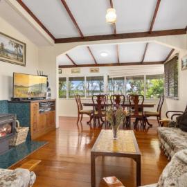 Grandads Beach House โรงแรมในBellara