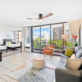 1BR condo with pool & walk to Waikiki Beach